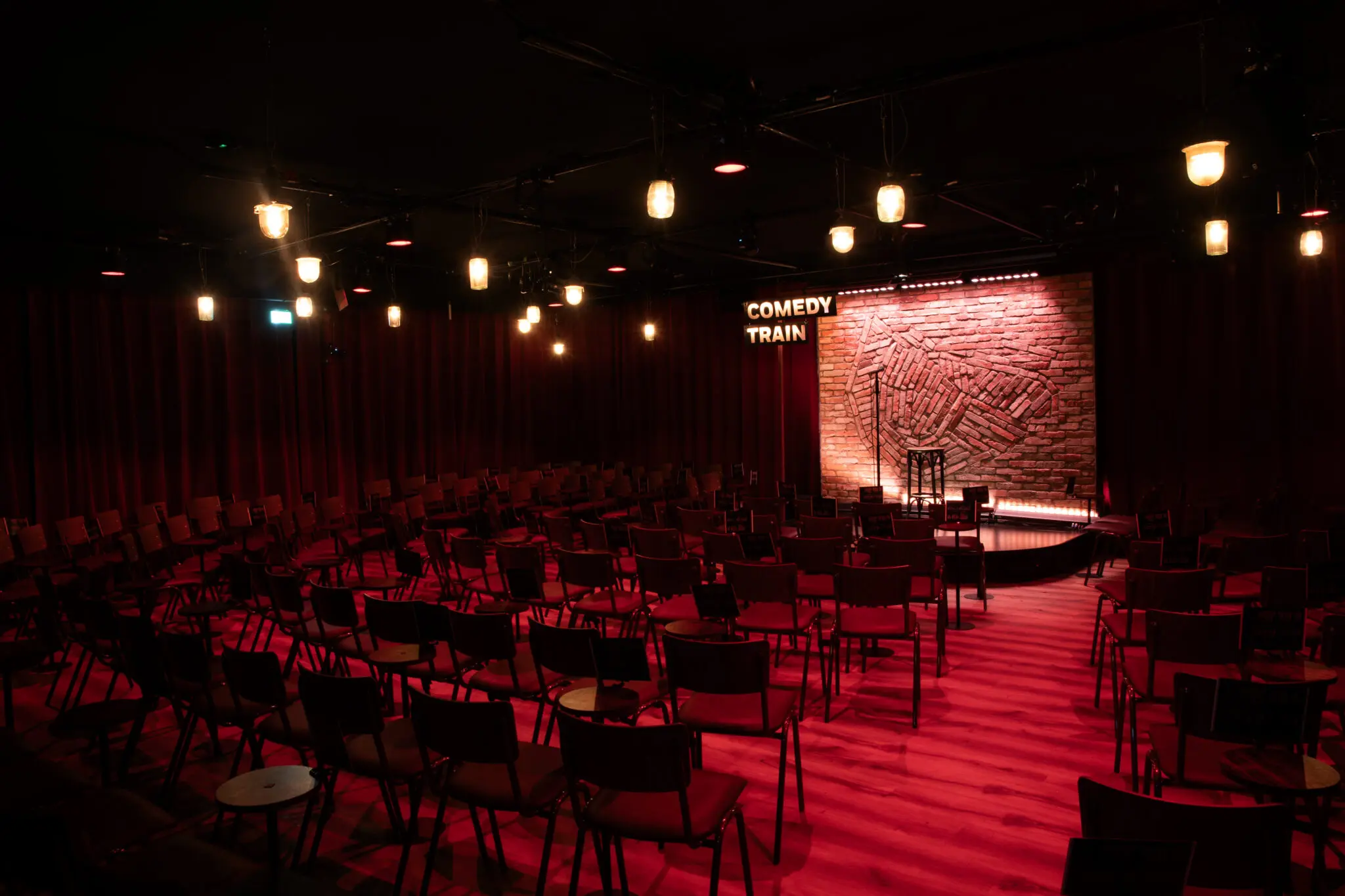 De Grote Zaal met tafels en rode verlichting